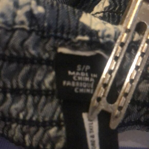 👛 2/$20 DESIGN LAB Adjustable Strap Blue Floral Motif Sundress, Elasticized Back - Picture 4 of 5